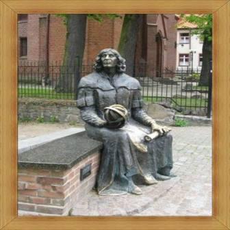 Mikołaj Kopernik Olsztyn przed Muzeum Warmii i Mazur